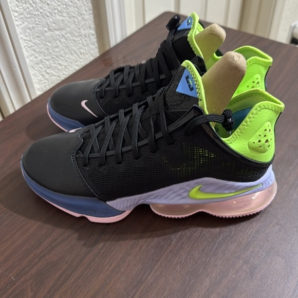 Lebron XIX Low 
Black/Ghost Green Purple Pulse - Picture 3 of 6